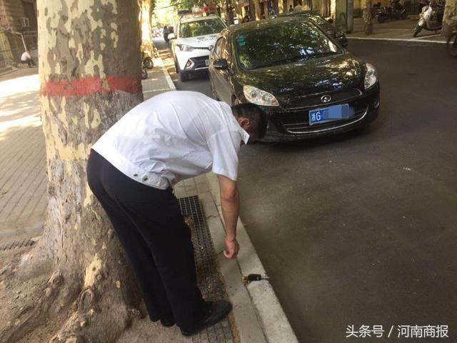 郑州车主丢车钥匙，一群陌生人原地守候俩小时