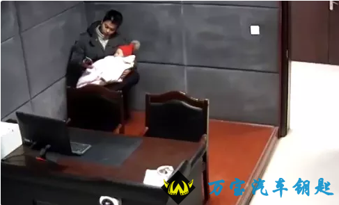 错心男子将1岁外孙锁家中出门盗窃被抓，民警化身“温柔奶爸”彻