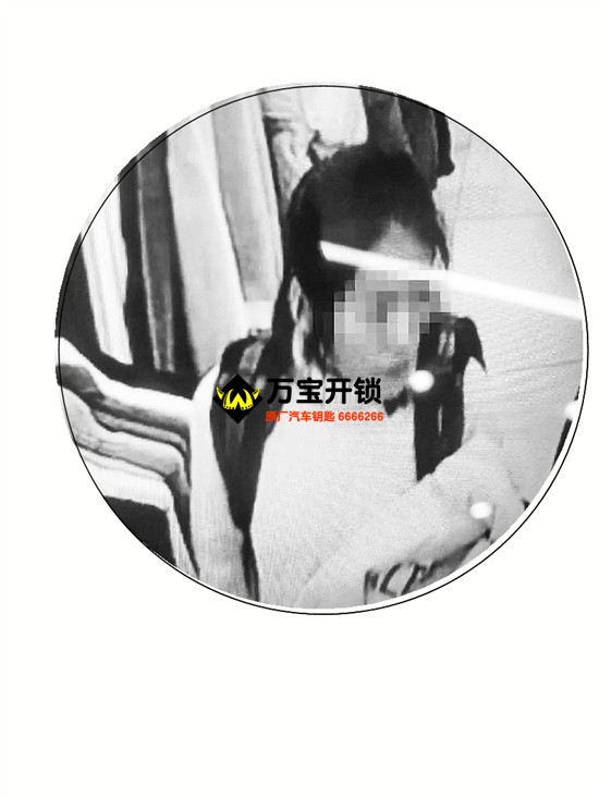 嘉兴1女子自备防盗扣解码器 在试衣间以旧换新偷衣服